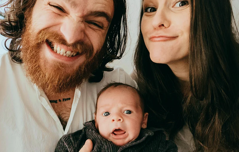 @lang('Casal divertido a tirar uma selfie com o bebé ao colo, transmitindo alegria e leveza após transferirem o crédito habitação.')